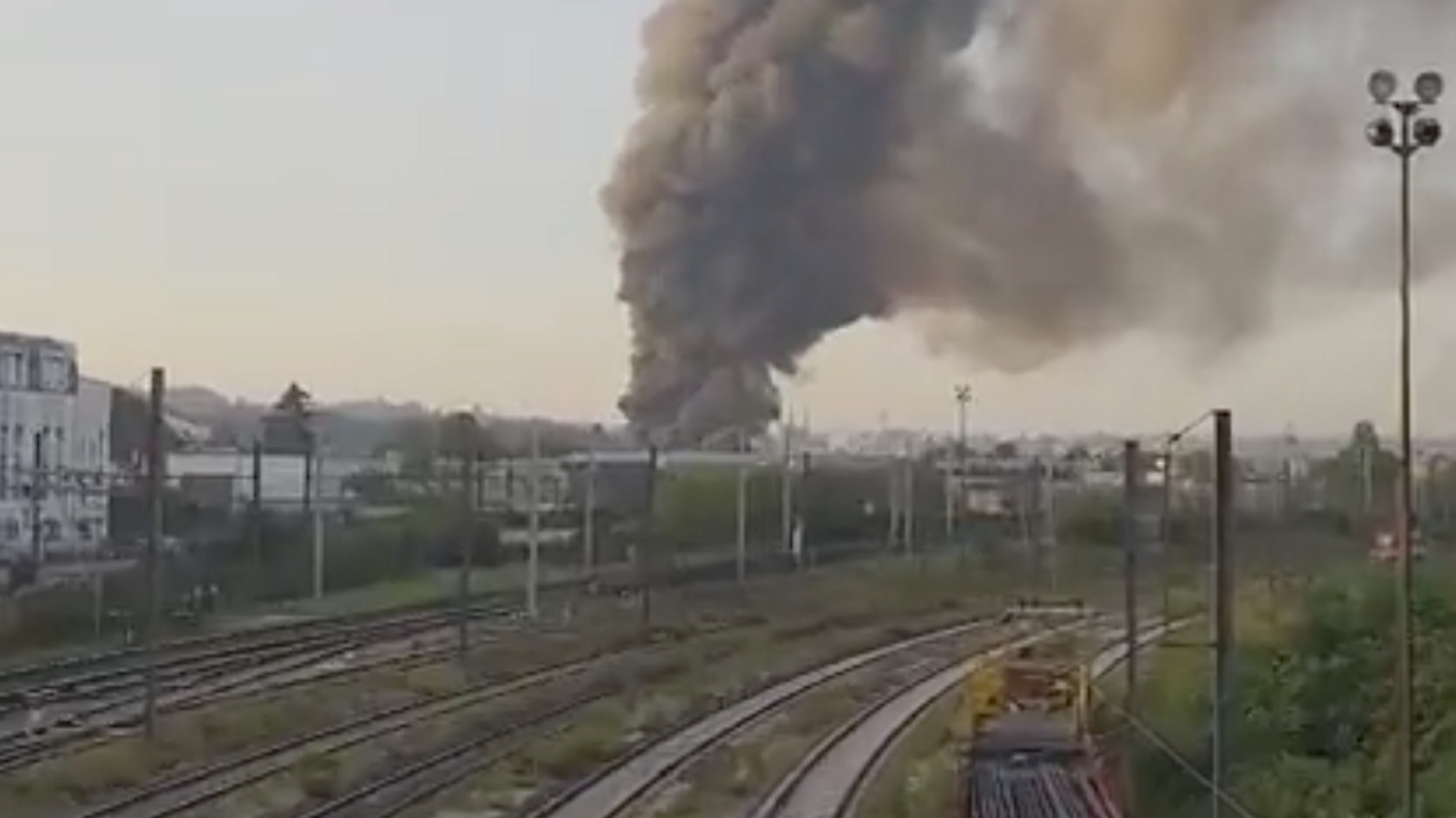 L’entrepôt en flamme s’effondre : les pompiers sont mobilisés à Sucy-en-Brie